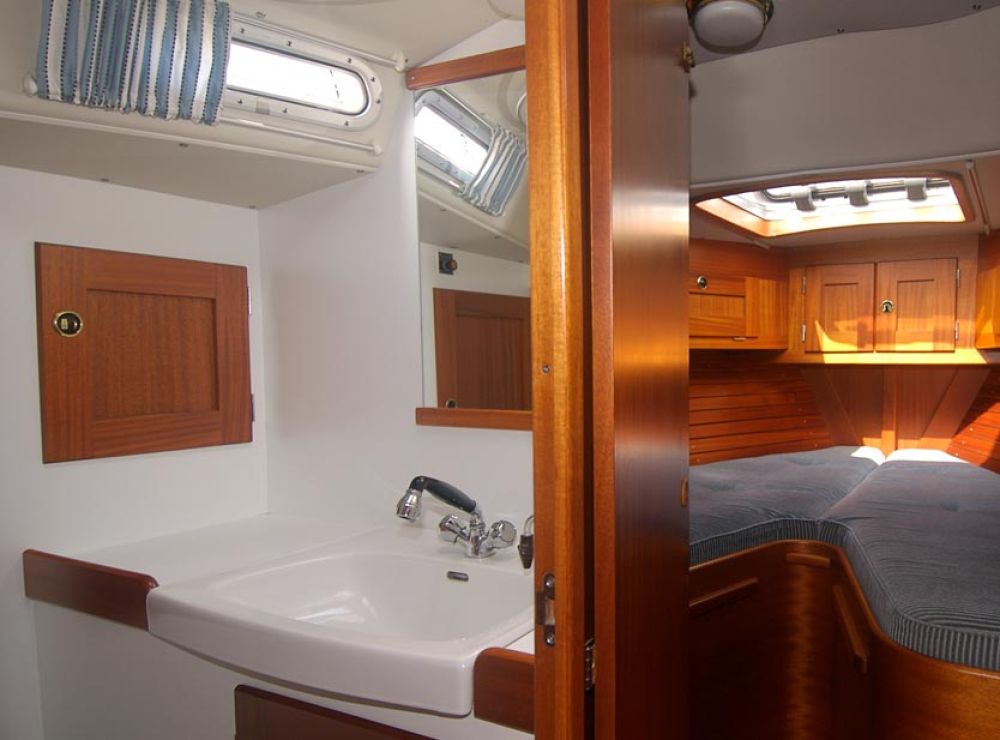 Badkamer en slaapcabine op een jacht