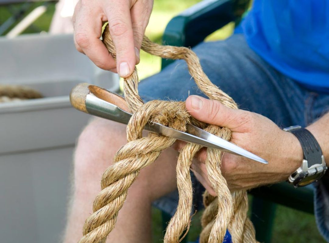 Man is een lijn aan het splitsen voor de watersport