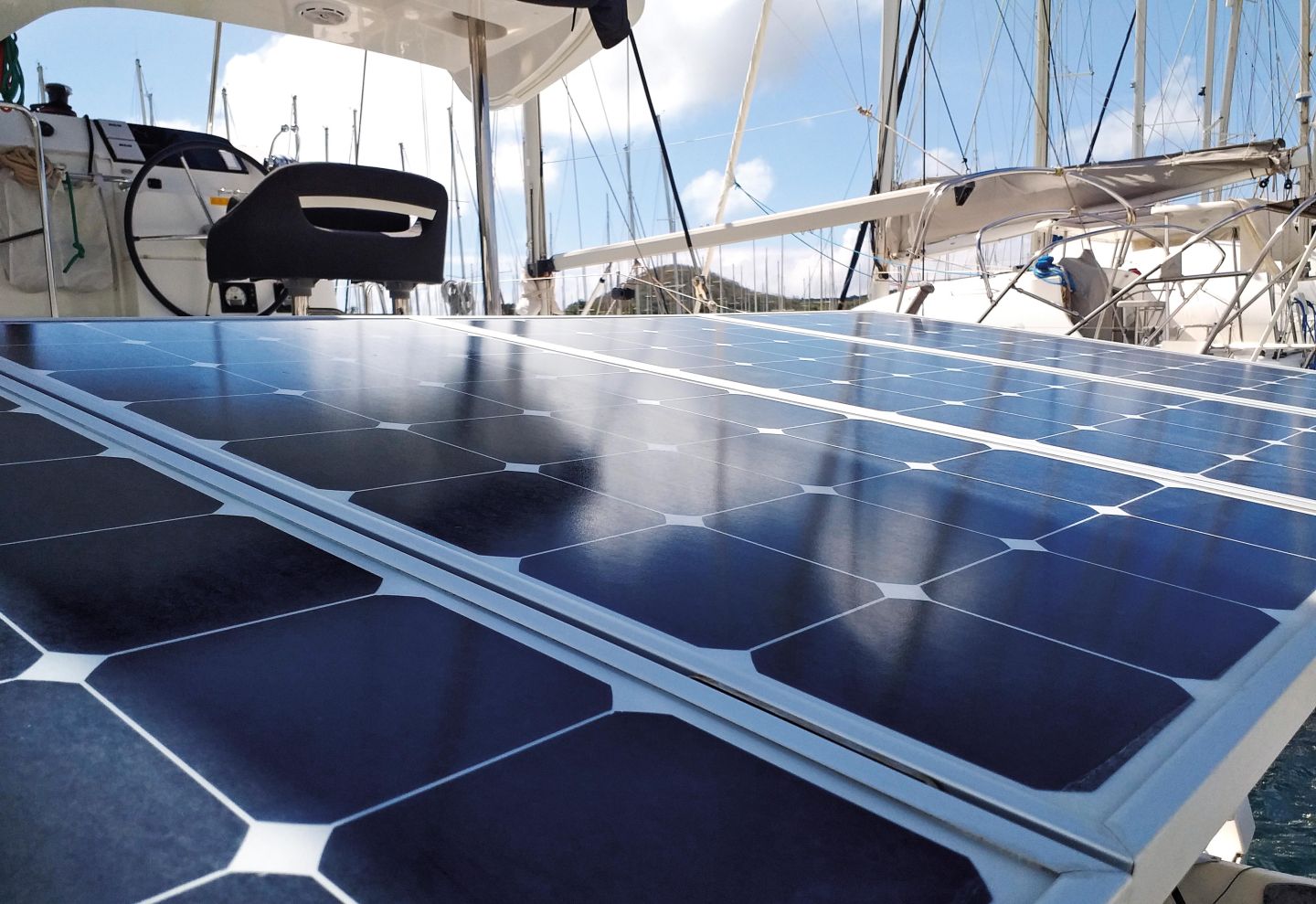 Zonnepanelen op zeilboot