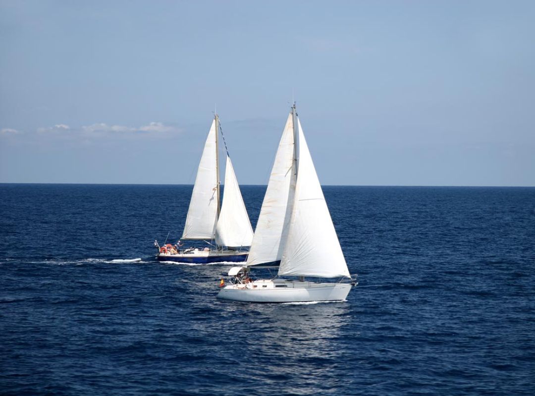 Twee zeilboten met radar op open water